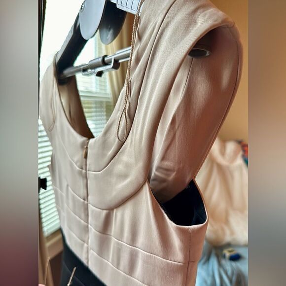 🦋. EUC MAGGY LONDON Women’s sheath midi banded black/ champagne gold, size 8 - Picture 6 of 13